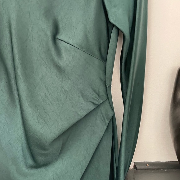 Green satin long sleeved mini dress with open back - Picture 2 of 5